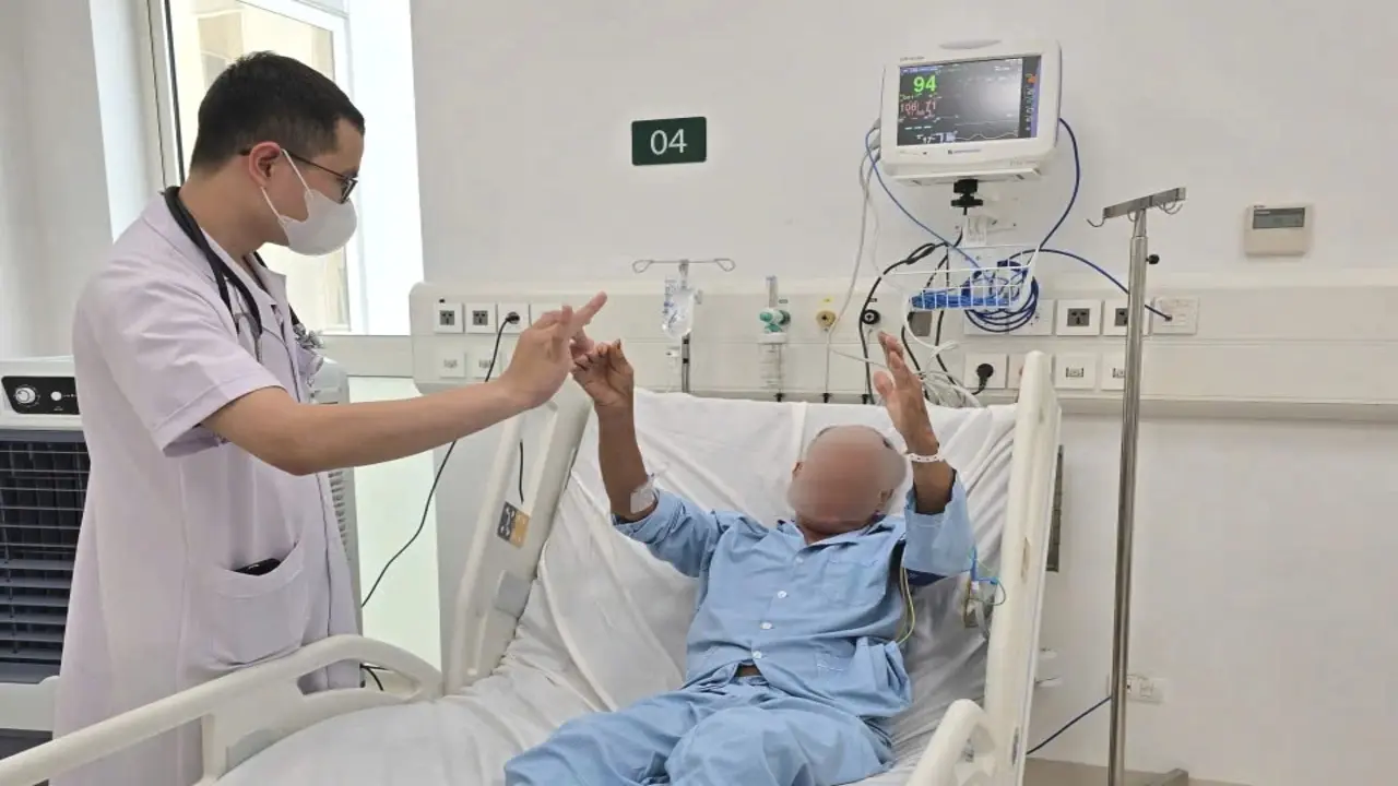 Bác sĩ Bệnh viện Bạch Mai cơ sở Ninh Bình cứu 2 ca đột quỵ