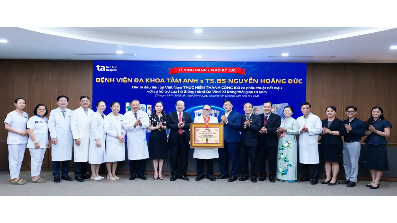 Bác sĩ Bệnh viện Tâm Anh lập kỷ lục phẫu thuật bằng robot thế hệ mới