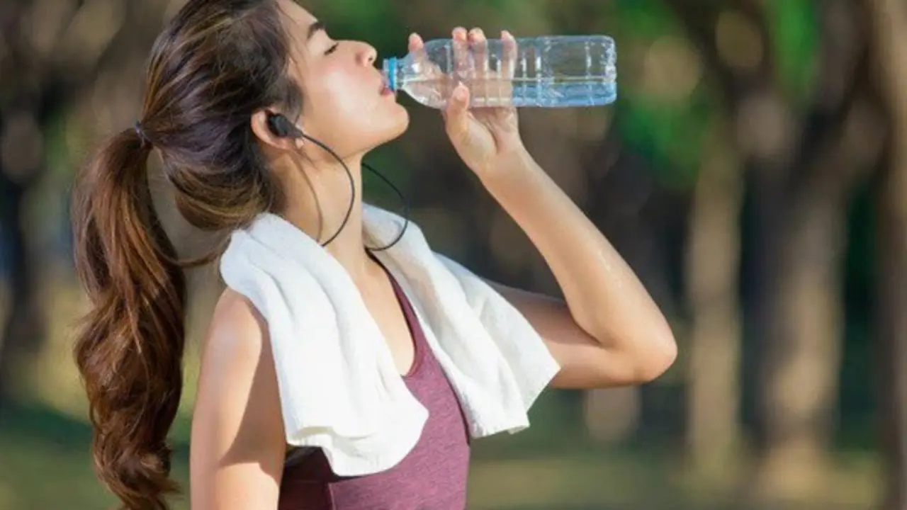 Bác sĩ cảnh báo thói quen bù nước phản tác dụng ngày nắng nóng