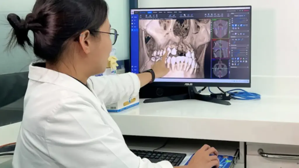 Bác sĩ chạy đua cứu 2 răng cửa bật khỏi hàm của nam sinh sau tai nạn