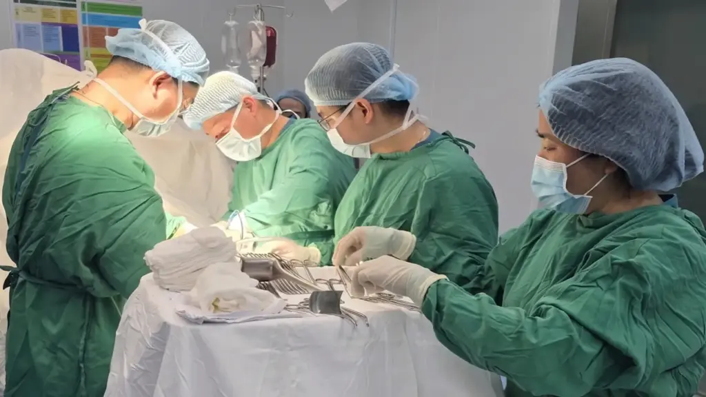 Bác sĩ hai bệnh viện đến Cần Giờ phối hợp mổ cứu người vỡ gan