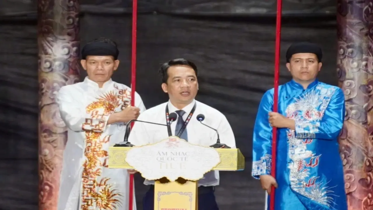 Bài phát biểu song ngữ gây ngạc nhiên của phó chủ tịch thành phố Huế