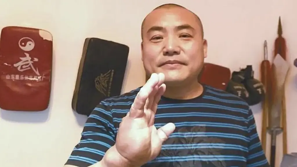 Bàn tay dày 8 cm của võ sư thiết sa chưởng