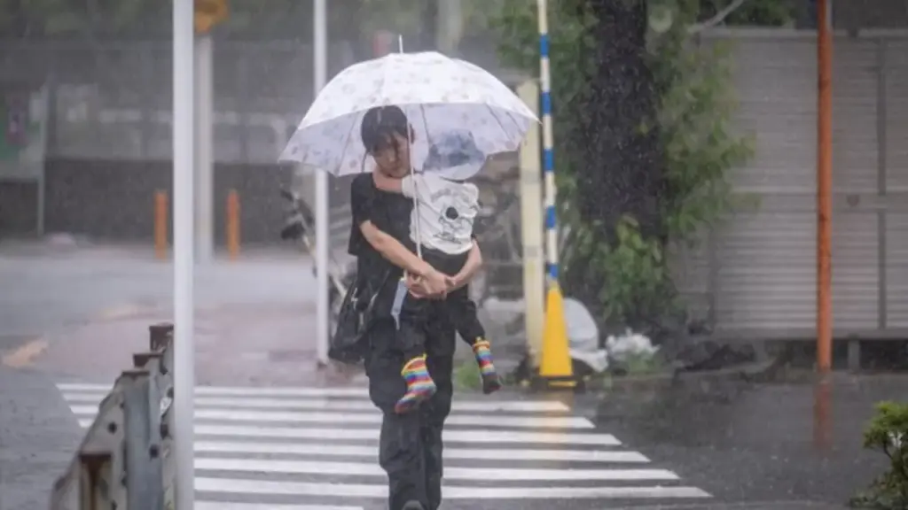 Bão Jangmi đổ bộ Nhật Bản, nhiều nơi phải sơ tán khẩn cấp