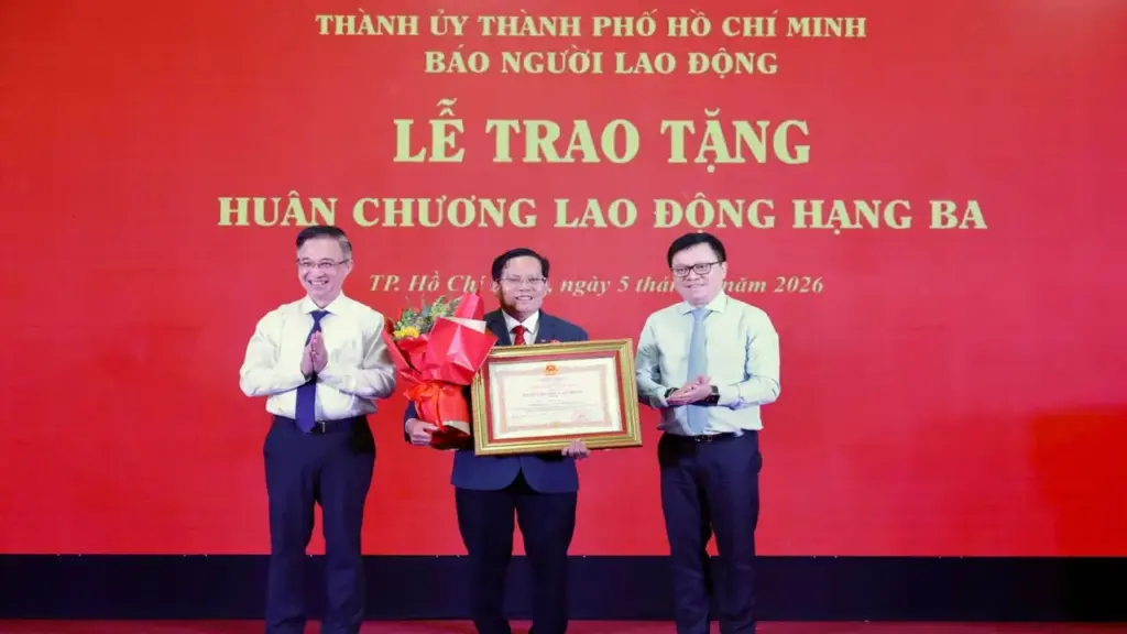Báo Người Lao Động kỷ niệm 7 năm chương trình Tự hào cờ Tổ quốc: Hơn 2,2 triệu lá cờ đã được trao đi