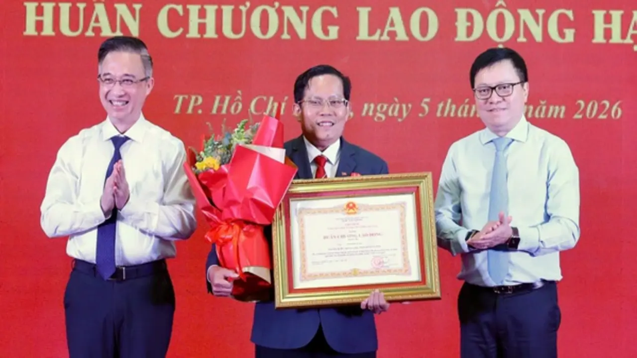 Báo Người Lao Động kỷ niệm 7 năm chương trình Tự hào cờ Tổ quốc