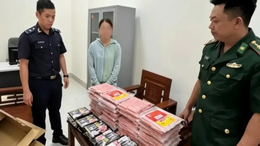 Bắt hơn 900 kg chân gà hôi thối, xúc xích không rõ nguồn gốc