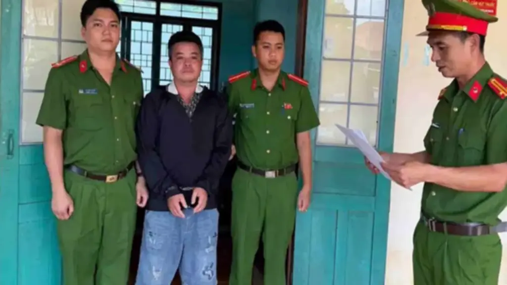 Bắt tạm giam người đàn ông dùng bình trà chứa nước sôi tấn công vào đầu đối phương