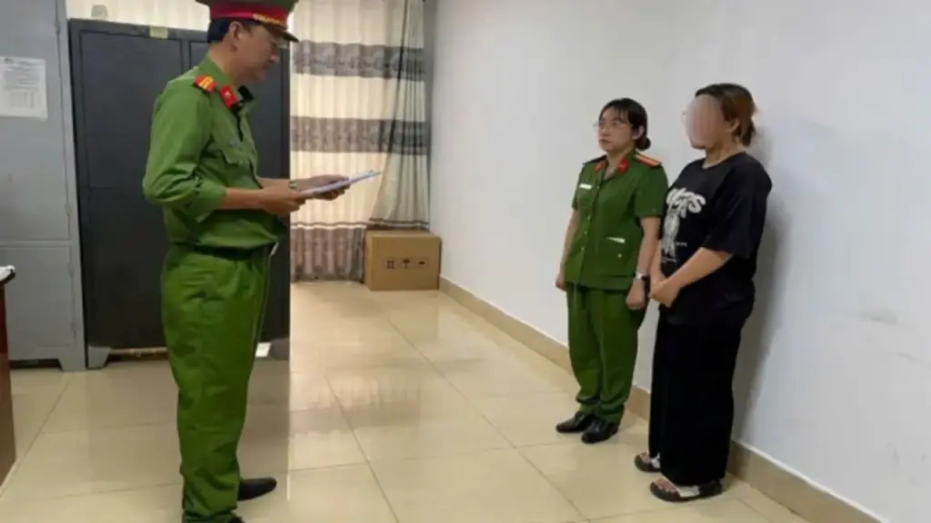Bắt tạm giam người mẹ trẻ "dạy" con bằng vũ lực