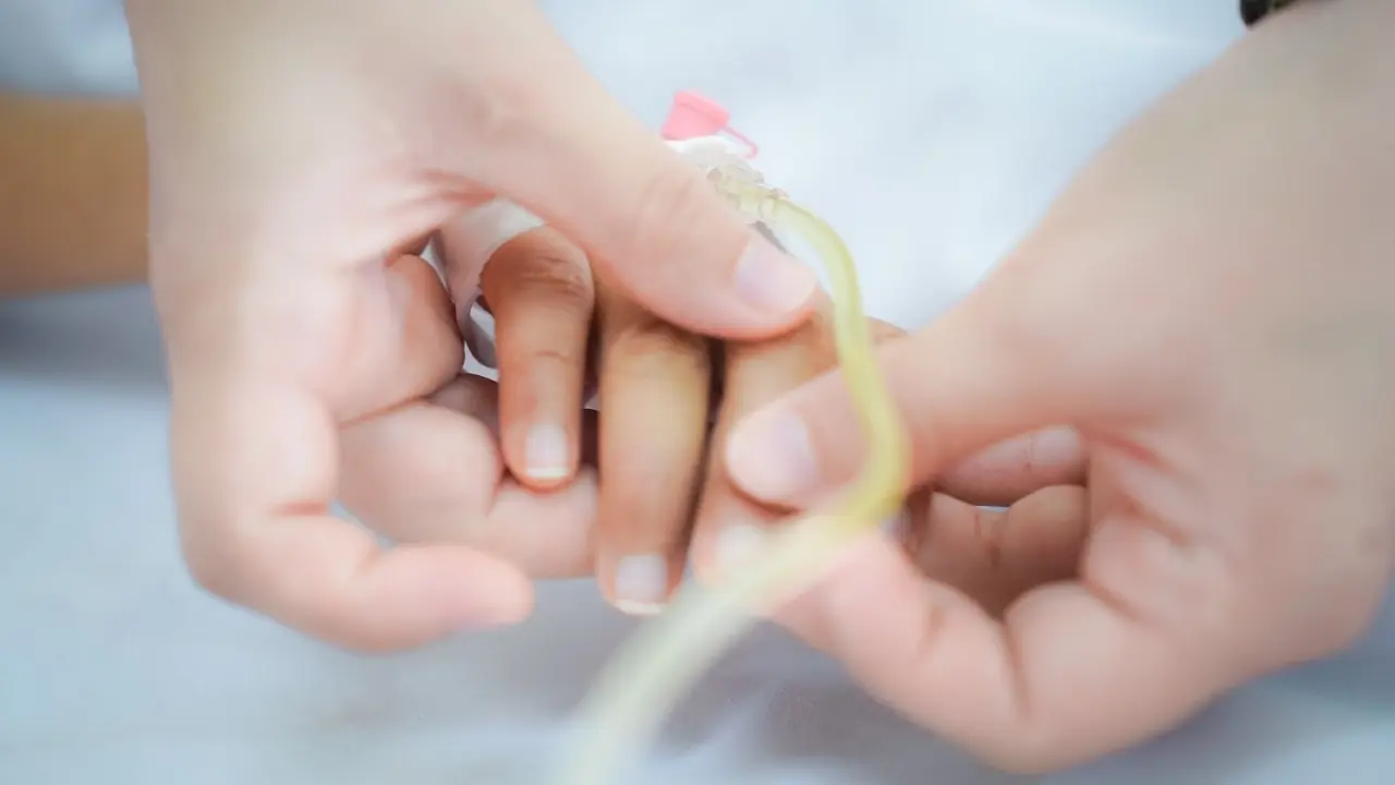 Bé 10 tuổi tổn thương thân não do tay chân miệng