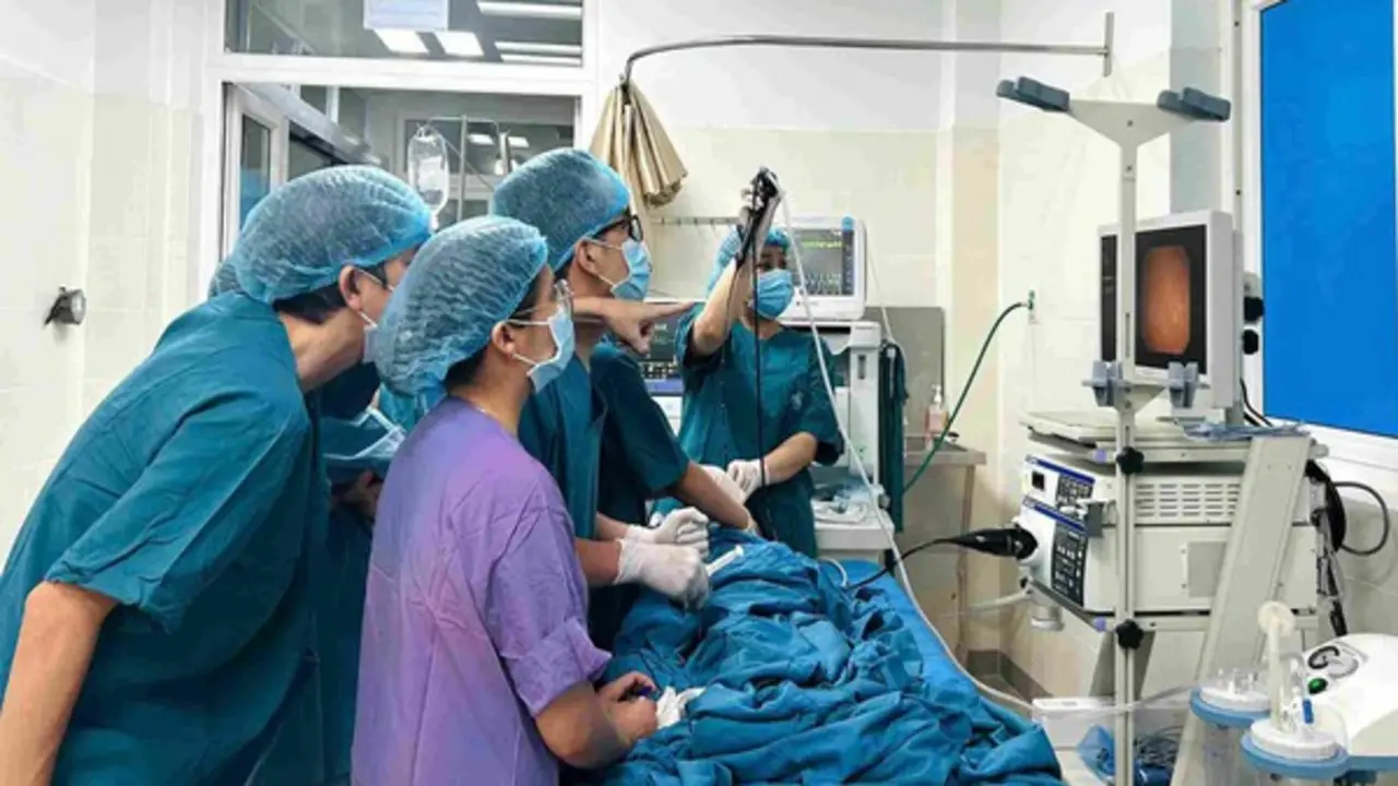 Bé bị ho nhiều, khó thở, bố mẹ sốc khi bác sĩ gắp ra thứ "đáng sợ" trong khí quản