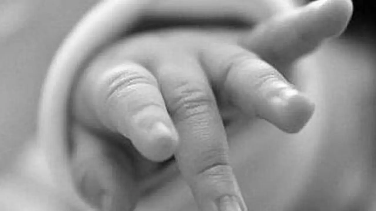 Bé gái 2 tuổi tử vong sau khi kêu đau họng, mẹ "khóc ngất" khi biết lý do