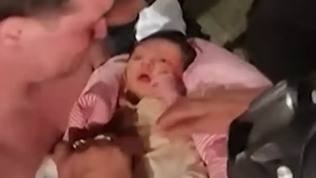 Bé sơ sinh được đưa ra khỏi đống đổ nát ở Venezuela sau 32 giờ mắc kẹt
