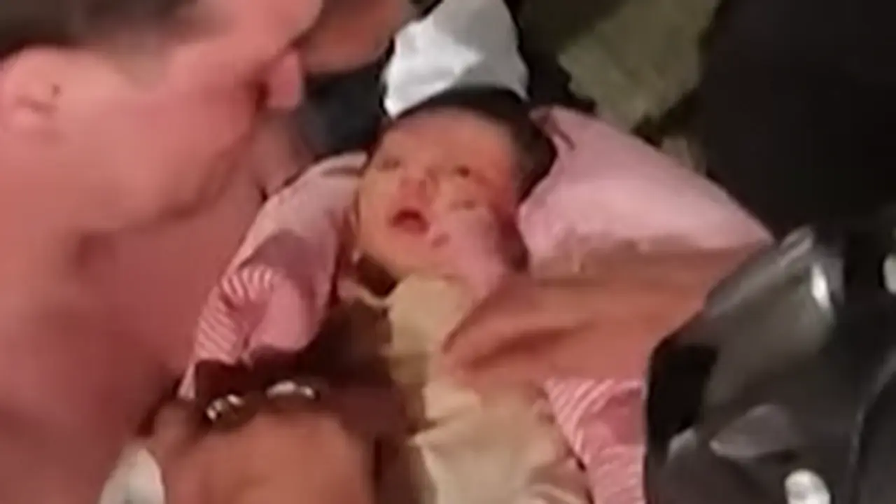 Bé sơ sinh được đưa ra khỏi đống đổ nát ở Venezuela sau 32 giờ mắc kẹt