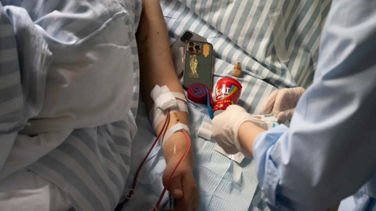 Bé trai 10 tuổi suýt tử vong vì uống nước kiểu "lạ đời", bác sĩ nói thẳng điều nguy hiểm ít ai ngờ