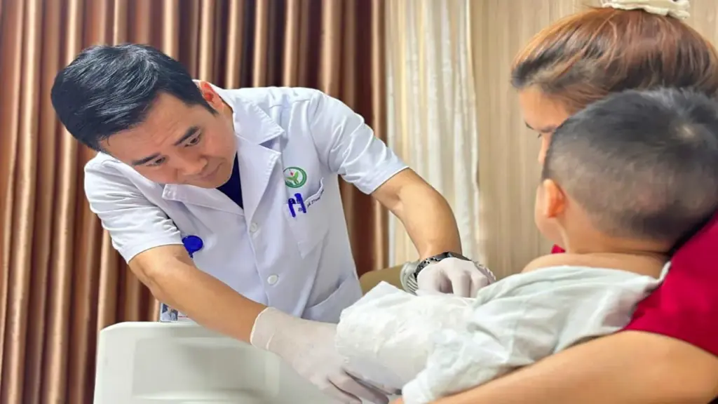 Bé trai 22 tháng tuổi đứt rời bàn tay do máy dập cốc