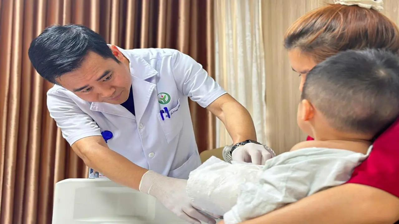 Bé trai 22 tháng tuổi đứt rời bàn tay do máy dập cốc