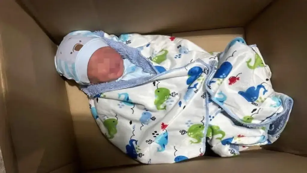 Bé trai bị bỏ trước nhà dân ở TPHCM kèm nội dung “hoàn cảnh quá éo le”