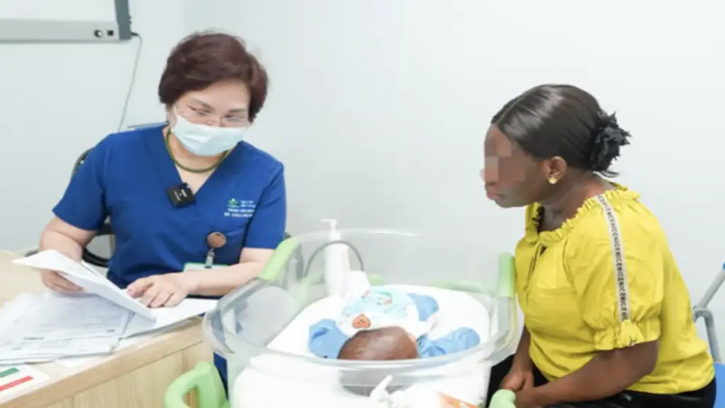 Bé trai sơ sinh người Ghana được cứu sống nhờ cộng đồng người châu Phi tại Việt Nam