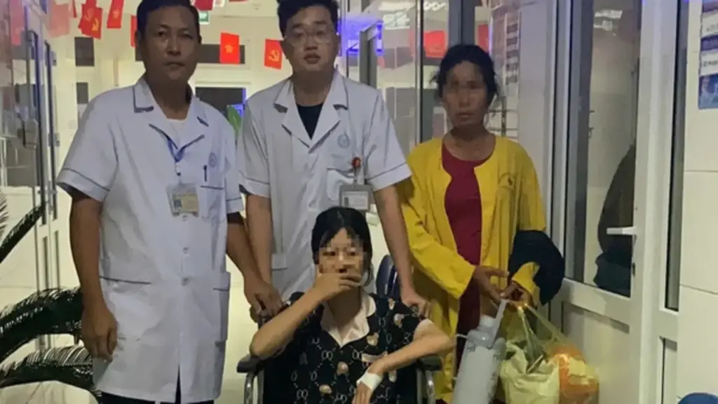 Bệnh viện điều bác sĩ và xe cứu thương đưa một thí sinh đi thi vào lớp 10