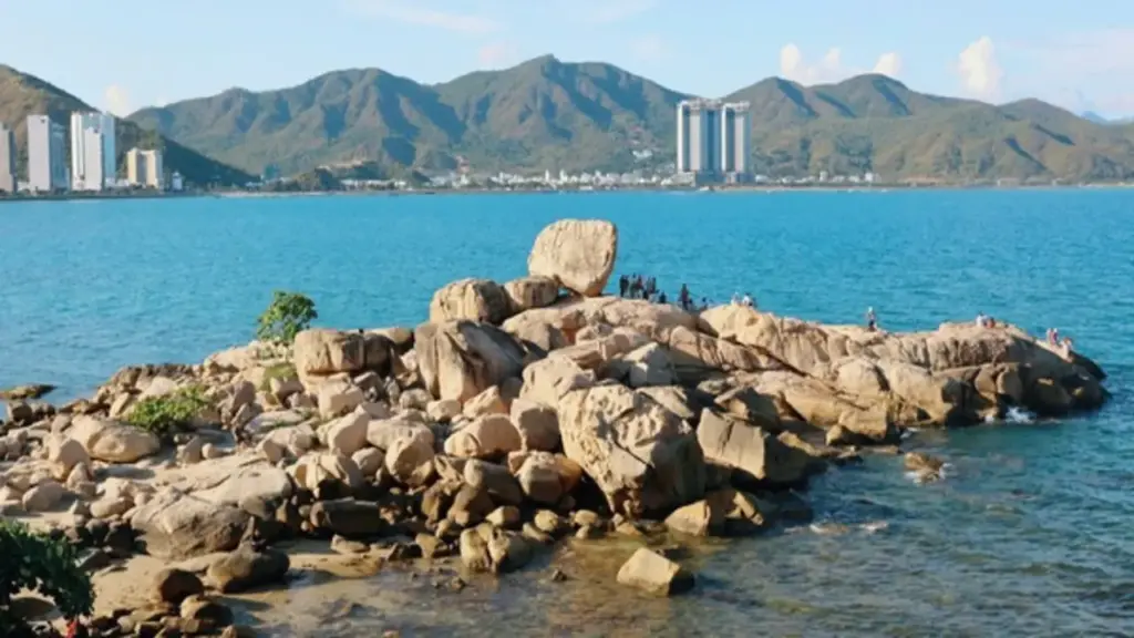 Bí ẩn bàn tay khổng lồ in sâu vào tảng đá ở Nha Trang