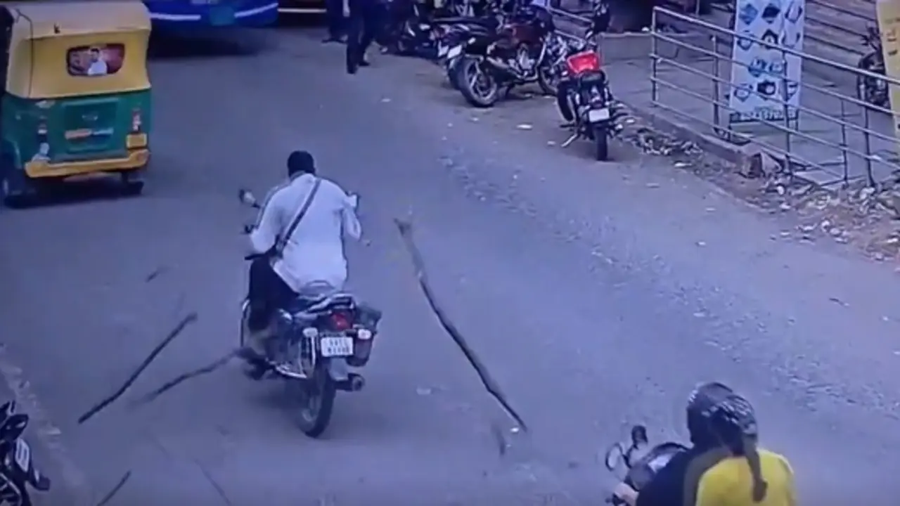 Bị cành cây rơi trúng đầu, người đi xe máy rơi vào trạng thái hôn mê