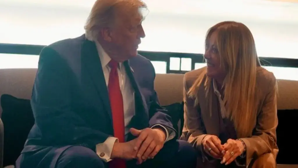 Bị ông Trump nói đã 'năn nỉ' chụp ảnh chung, bà Meloni phản ứng mạnh