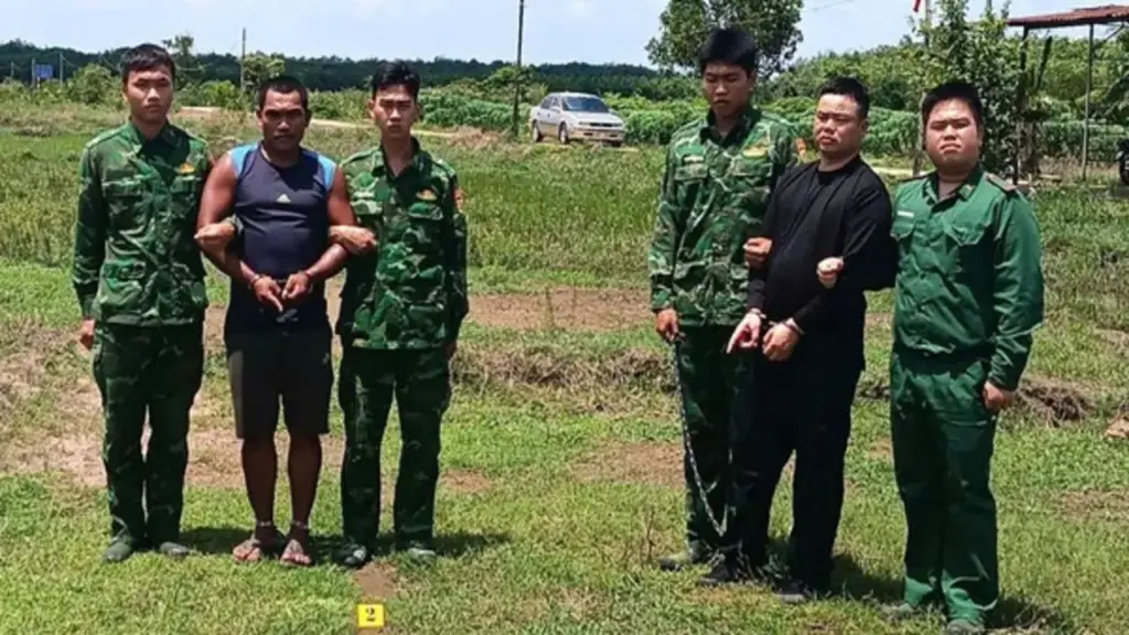 Biên phòng Tây Ninh bắt 2 nghi can mang ma túy nhập cảnh trái phép