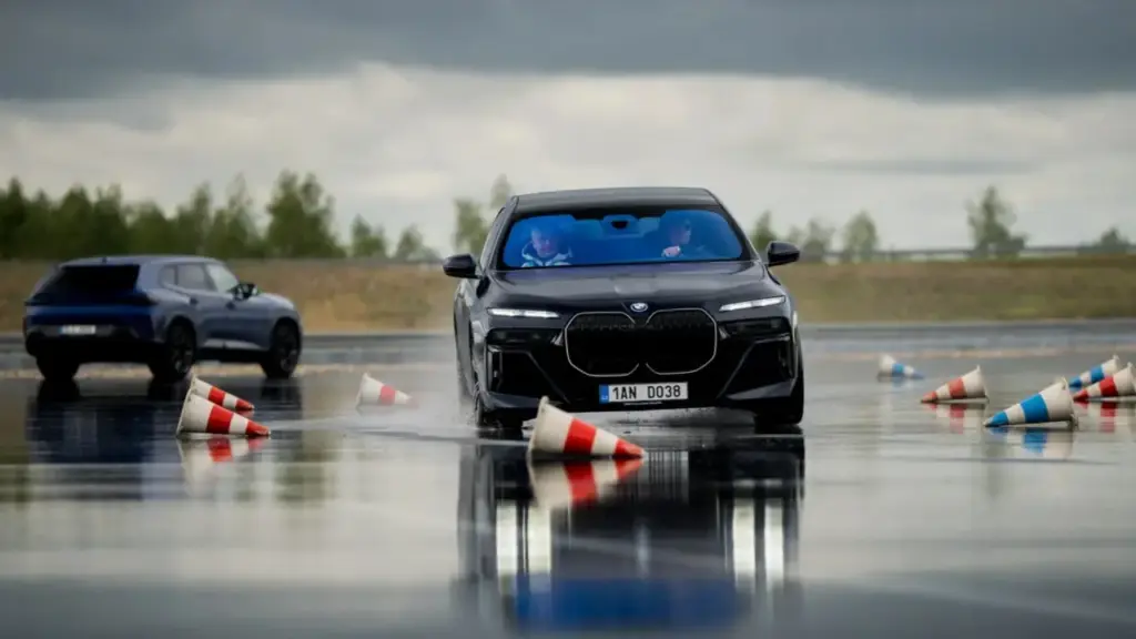BMW mời khách hàng thử nghiệm xe chống đạn