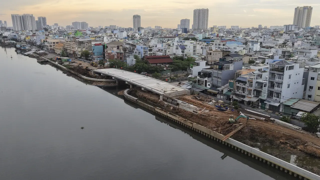 Bờ bắc kênh Đôi sau một năm khởi công