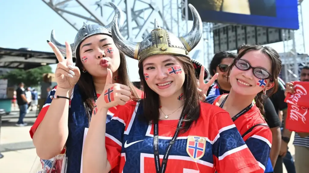 Bờ Biển Ngà - Na Uy: CĐV hóa trang thành chiến binh Viking