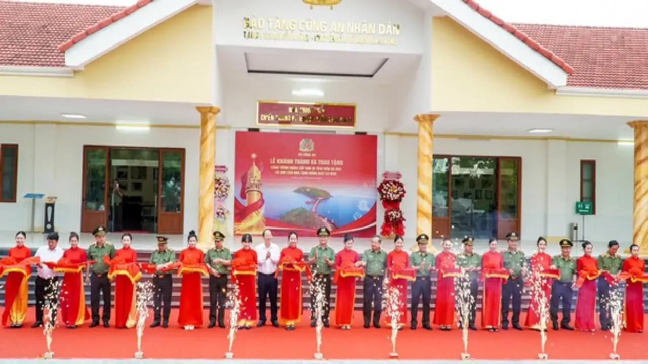 Bộ Công an khánh thành công trình nâng cấp Di tích Hòn Đá Bạc, bàn giao 500 căn nhà tại Cà Mau