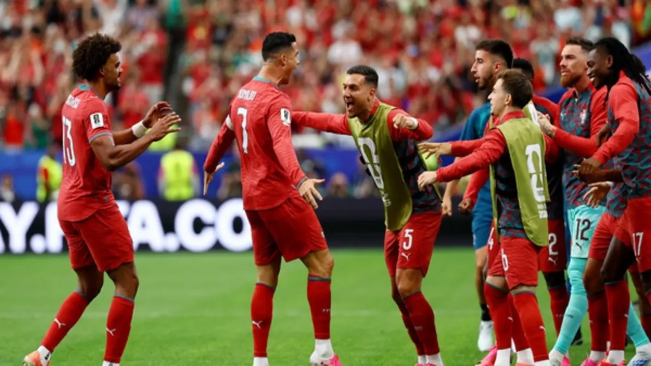 Bồ Đào Nha trả lời đanh thép Henry: Ronaldo ghi bàn, đội bóng ghi bàn