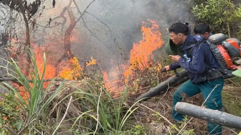 Bộ đội, công an căng mình chữa cháy rừng trong 'chảo lửa'