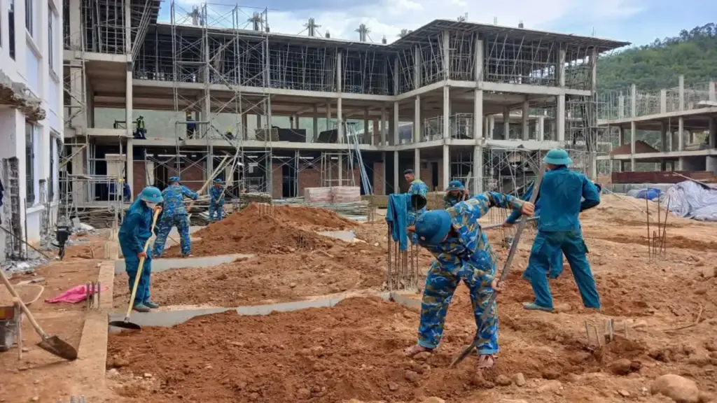 Bộ đội Quân chủng Phòng không - Không quân thần tốc xây trường nội trú biên giới Đà Nẵng