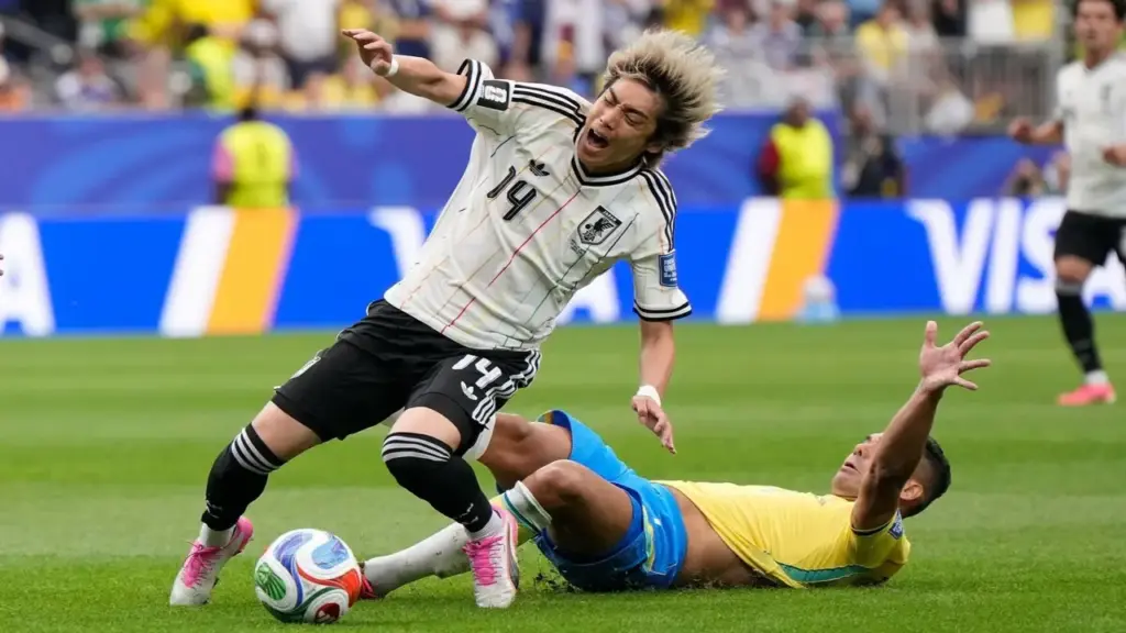 Brazil 0-0 Nhật Bản (H1): Kamada sút phạt trúng rào