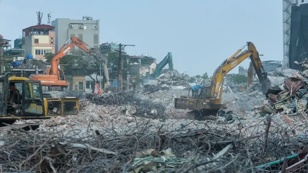 Bụi bay mù mịt tại khu vực giải phóng mặt bằng đường 2,5, phường 'chỉ đạo nóng'