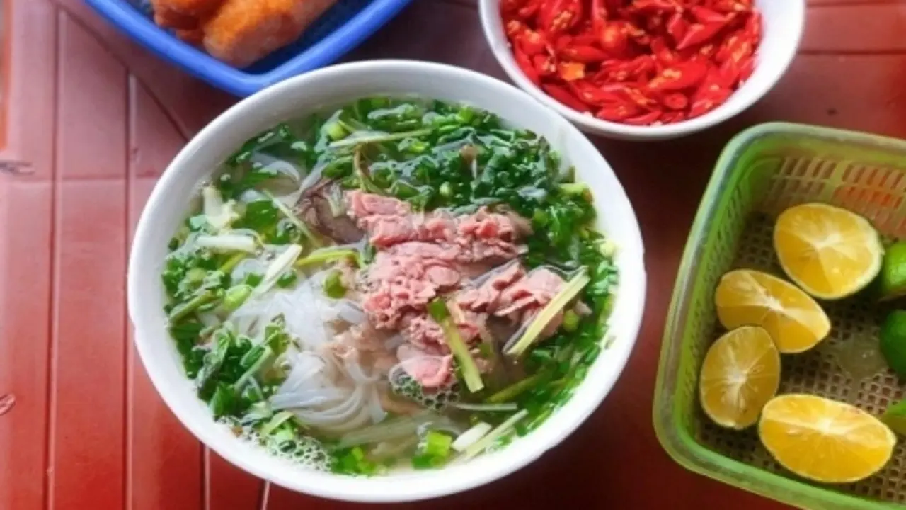 Bún phở không giảm giá vì nhiều người Việt lệ thuộc quán ăn