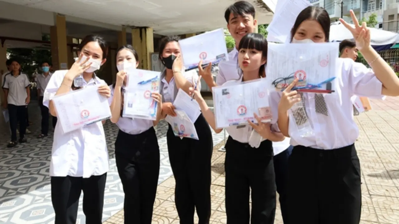 Cà Mau hỗ trợ thí sinh gãy tay, thủy đậu hoàn thành kỳ thi tốt nghiệp THPT