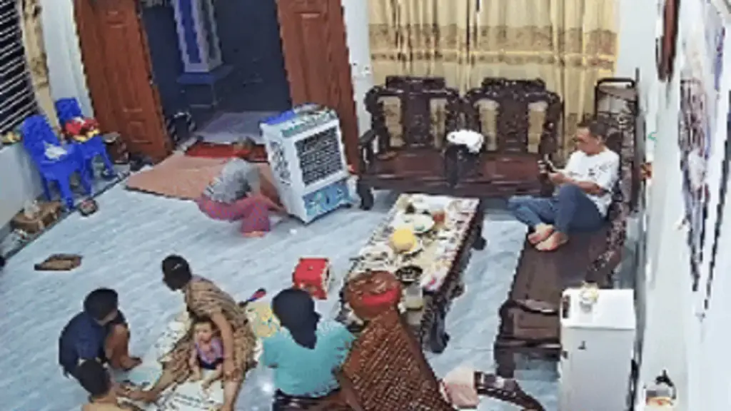 Cả nhà "chết lặng" khi nghe con nức nở thông báo điểm thi lớp 10