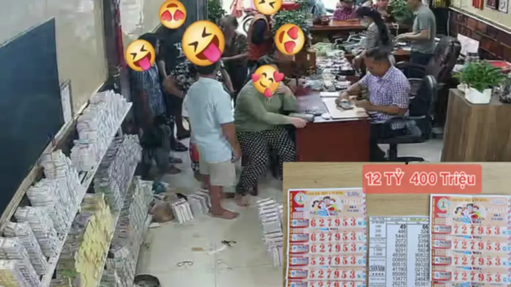 Cả xóm miền Tây trúng 12,4 tỉ xổ số miền Nam, kéo tới đại lý lãnh tiền