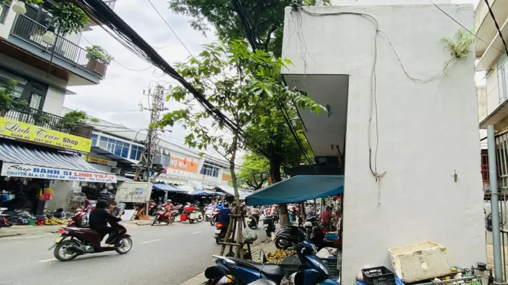 Cận cảnh công trình siêu mỏng 13,8m² chắn trước nhà dân ở Đà Nẵng