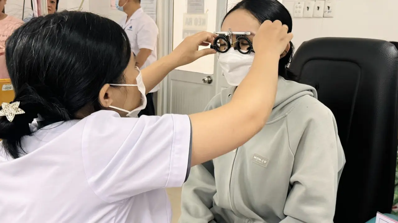 Cận thị học đường tăng vọt, TP.HCM ghi nhận hơn một nửa học sinh mắc tật khúc xạ