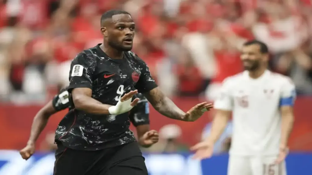 Canada 3-0 Qatar (Hết hiệp 1): Chủ nhà thăng hoa, đối thủ nhận thẻ đỏ