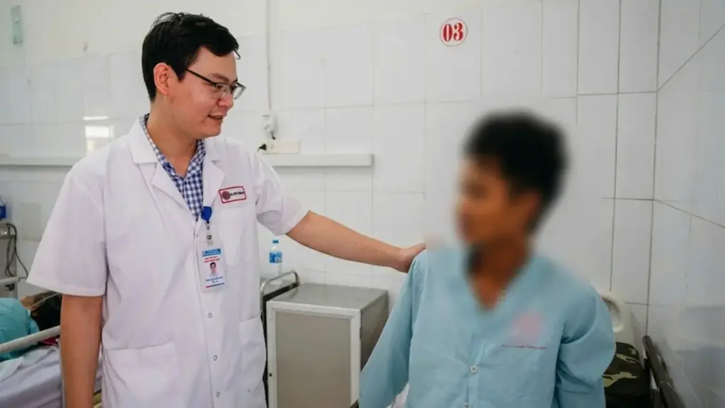 Cành cây đâm xuyên bụng, người đàn ông vỡ gan