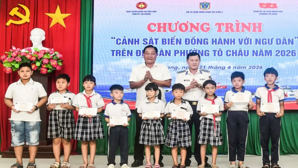 Cảnh sát biển 4 làm bệ đỡ cho học sinh nghèo biển đảo An Giang