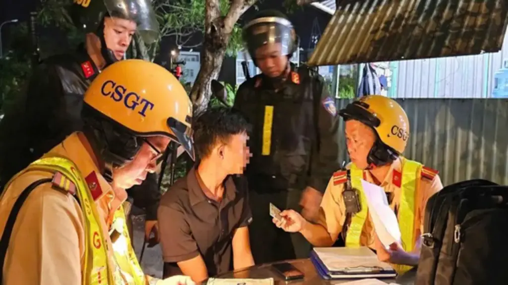 Cao điểm 45 ngày đêm trấn áp tội phạm: CSGT xuyên đêm làm sạch địa bàn