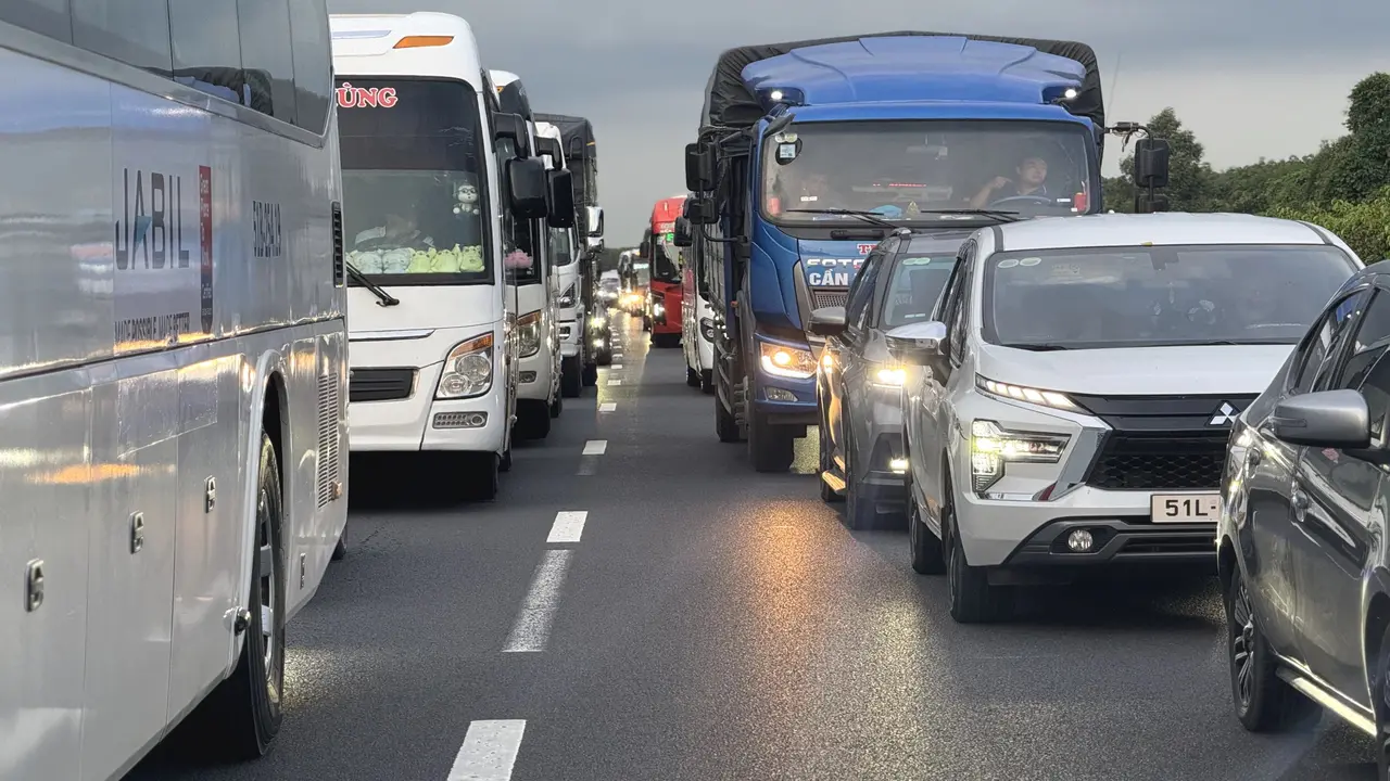 Cao điểm nghỉ hè, cao tốc TPHCM - Dầu Giây qua Đồng Nai ùn tắc kéo dài