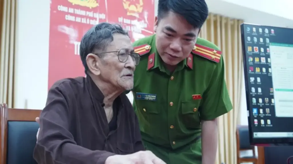 Cao điểm thu nhận ADN thân nhân liệt sĩ: 'Mong anh sớm trở về'