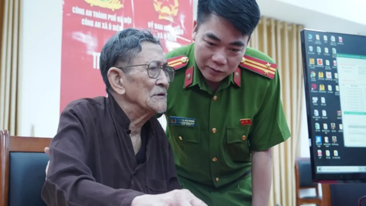 Cao điểm thu nhận ADN thân nhân liệt sĩ: 'Mong anh sớm trở về'